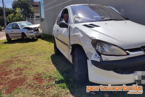 Colisão entre dois veículos é registrada na rua Tipuana