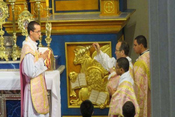 Familiares e amigos se despedem de Padre Juliano