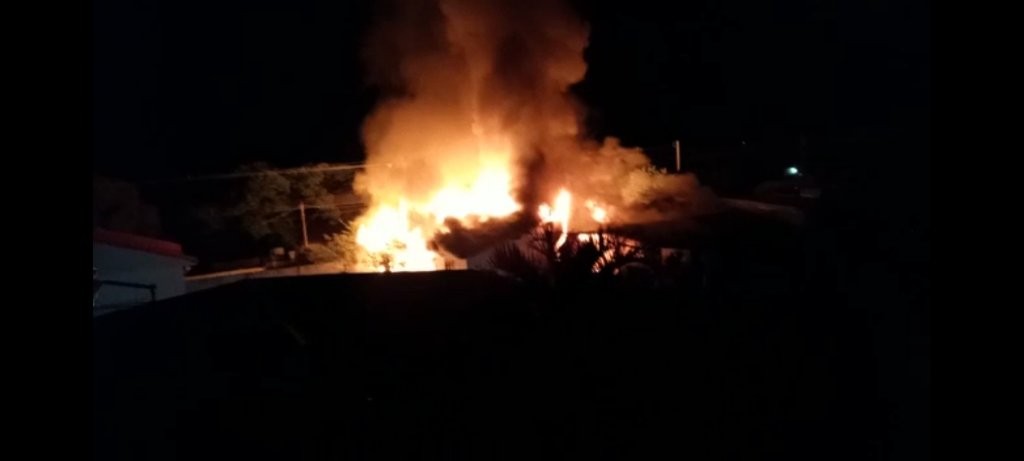 Casa fica totalmente destruída em incêndio