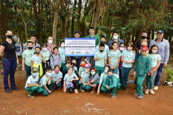 Alunos acompanham recuperação de nascente e realizam plantio de árvores