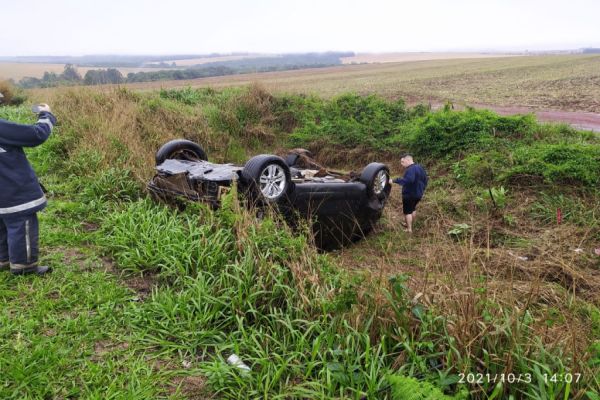 Veículo capota após sair da pista na BR369