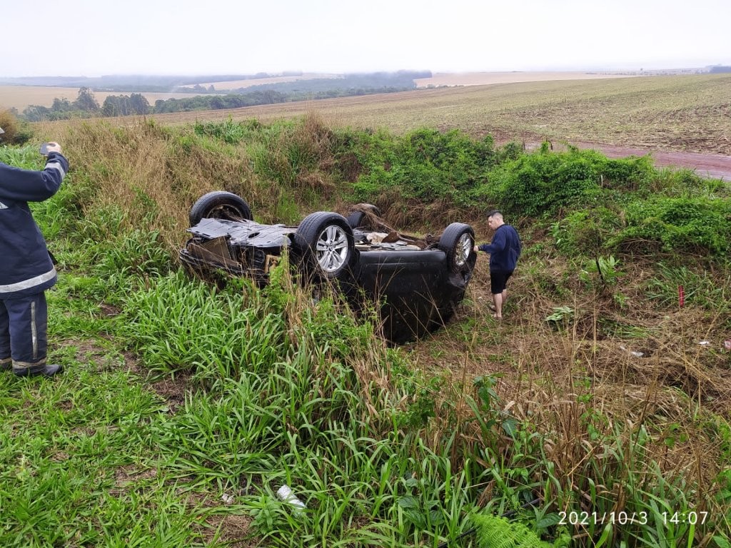 Veículo capota após sair da pista na BR369