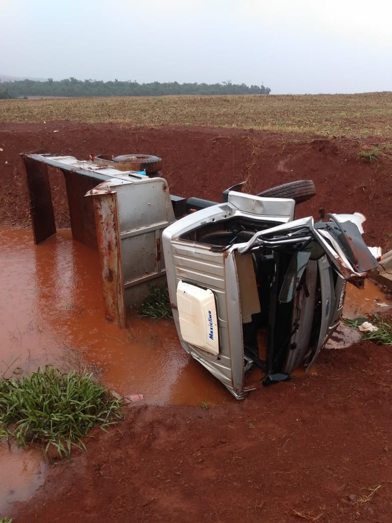 Caminhão tomba ao desviar de outro que fazia ultrapassagem na BR369