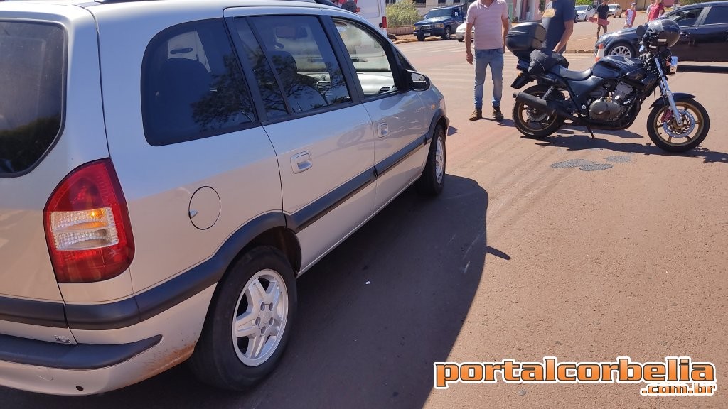 Acidente envolvendo carro e moto é registrado na Avenida São Paulo