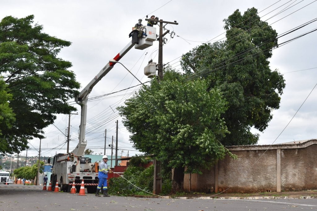 Copel segue trabalhando na recuperação das redes elétricas afetadas pelo temporal