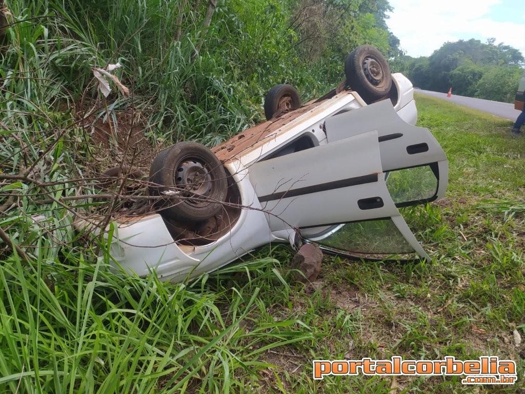 Condutor perde o controle e capota veículo na BR369