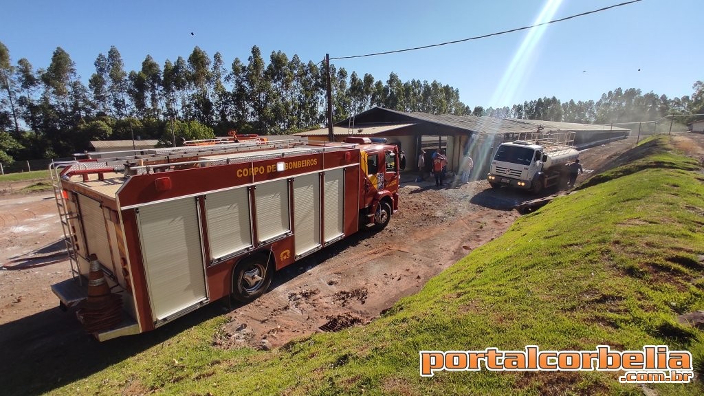 Bombeiros combatem incêndio em aviário no distrito da Penha em Corbélia