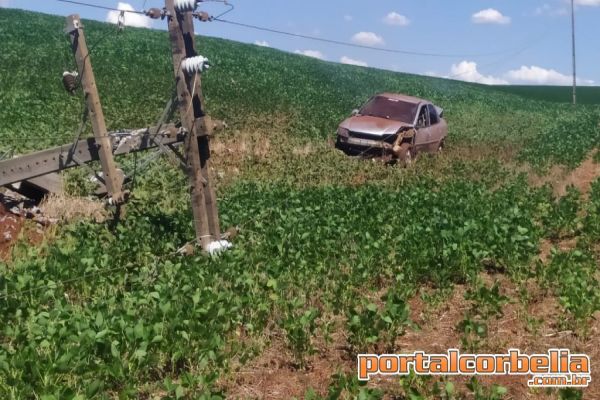 Condutor perde controle de veículo e derruba poste na PR573