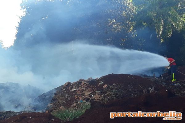 Defesa Civil combate incêndio na cidade de Iguatu