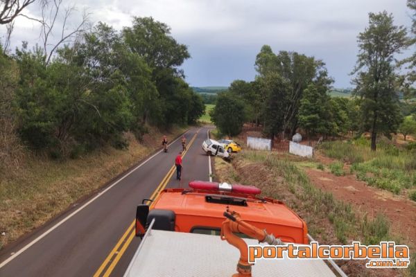 Veículo cai em canaleta após saída de pista na PR573