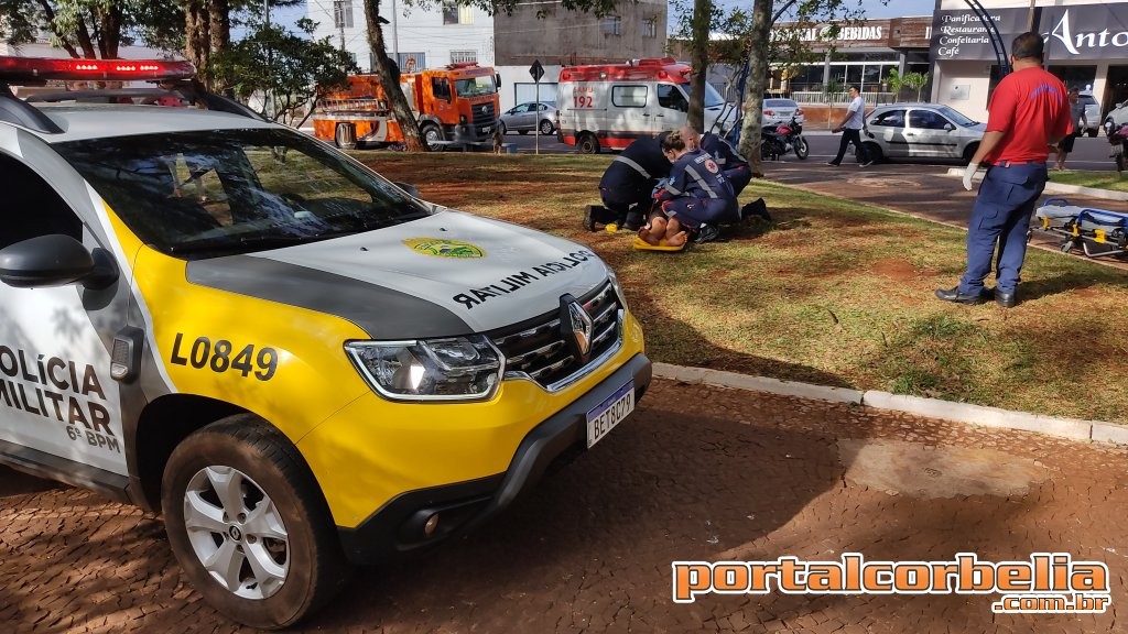 Vítima de agressão física é atendida por socorristas na praça Brasil