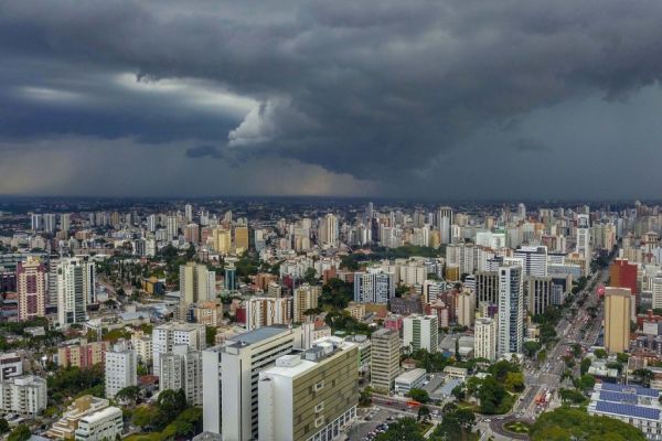 Após dias de 41° C e recordes de calor, frente fria traz tempo mais ameno e chuvas ao Paraná