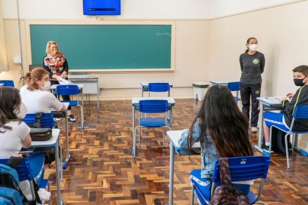 Aulas presenciais na rede estadual de ensino retornam nesta segunda-feira