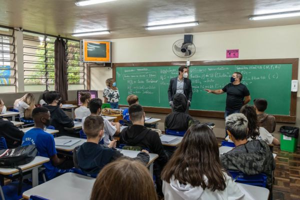 Comunidade escolar retoma as aulas com aprovação do modelo presencial