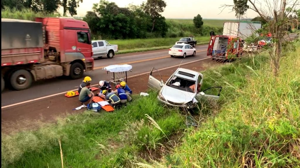 Quatro pessoas ficam feridas após capotamento na BR-369 entre Cascavel e Corbélia