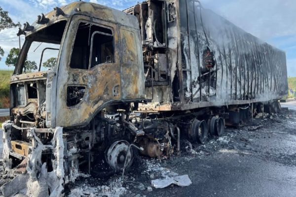 Carreta fica destruída após pegar fogo no estado de Goiás