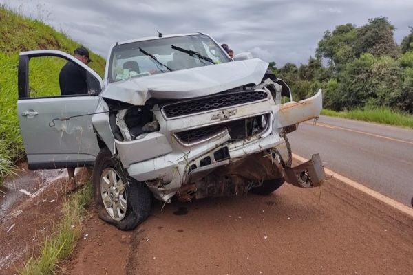 S10 perde controle e atinge barranco após fechada por outro veículo