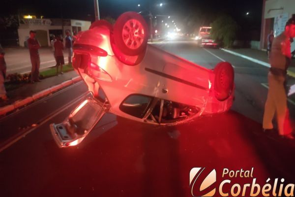 Peugeot capota após atingir outros três veículos na Av Rio Grande do Sul