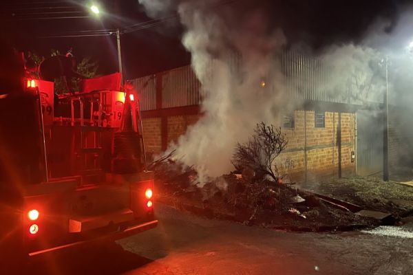 Defesa Civil combate incêndio em entulhos no Berté