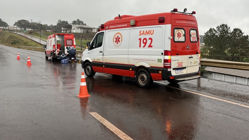 Veículo perde controle e atinge guard'rail na BR369 em Corbélia