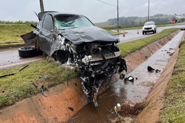 Carro de Cascavel “Voa” por cima de guard rail, bate em barranco e pega fogo na BR-369 em Corbélia