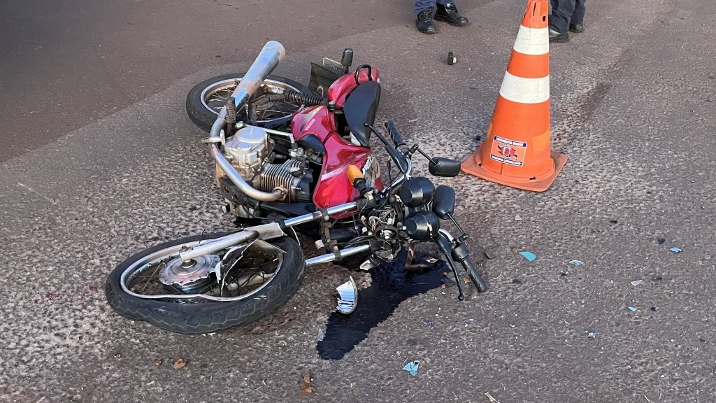 Motociclista fica ferido em colisão na Avenida Paraná 