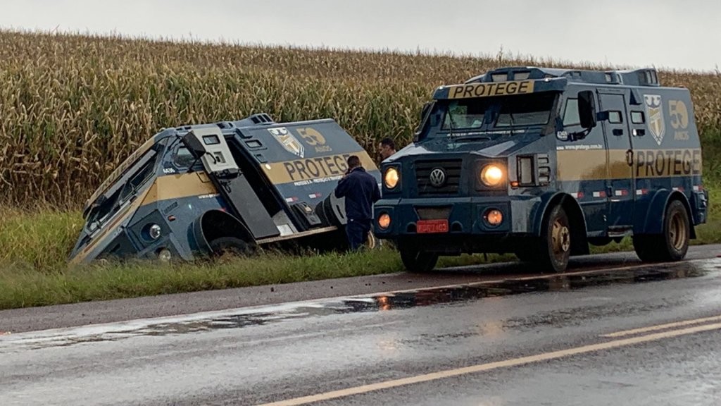 Veículo de transporte de valores perde controle e sai da pista na BR369