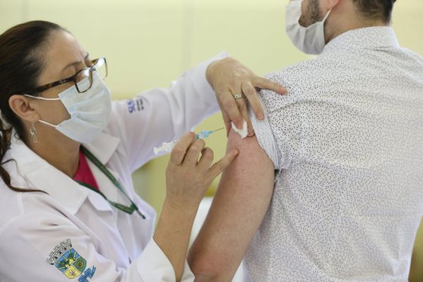 Paraná vai aplicar 2ª dose de reforço contra a Covid-19 em pessoas acima de 40 anos