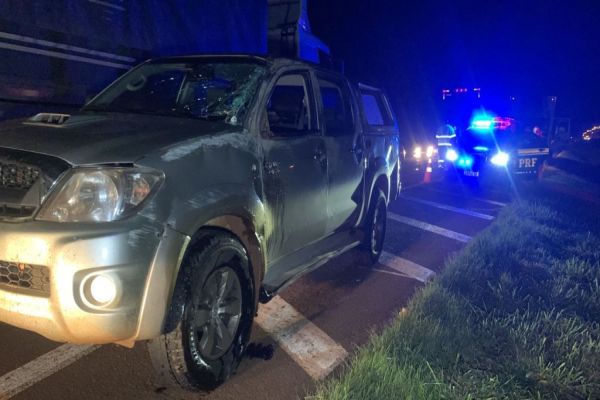 Caminhonete é empurrada por caminhão e tomba na BR-369, em Cascavel