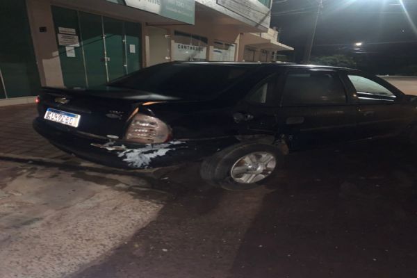 Condutor atinge veículo estacionado e foge do local durante a madrugada