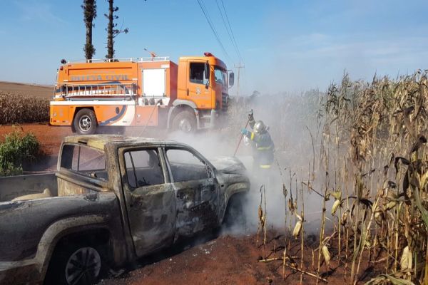 Defesa Civil combate incêndio a veículo na Central Santa Cruz