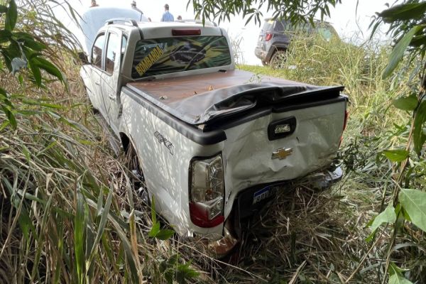 Colisão traseira envolvendo caminhão e caminhoneta registrado na BR369