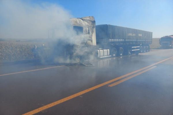 Scania fica destruída em incêndio na BR369