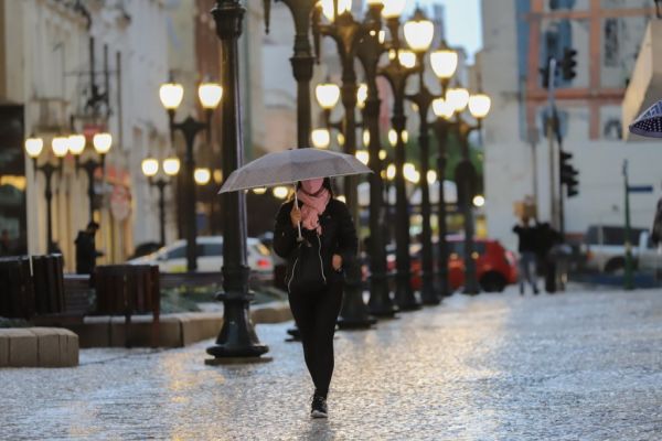 Chuvas voltam e temperaturas começam a cair no Paraná, indica Simepar