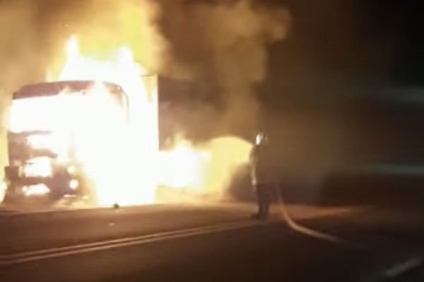 Carreta fica destruída em incêndio na BR369 próximo a Ubiratã 