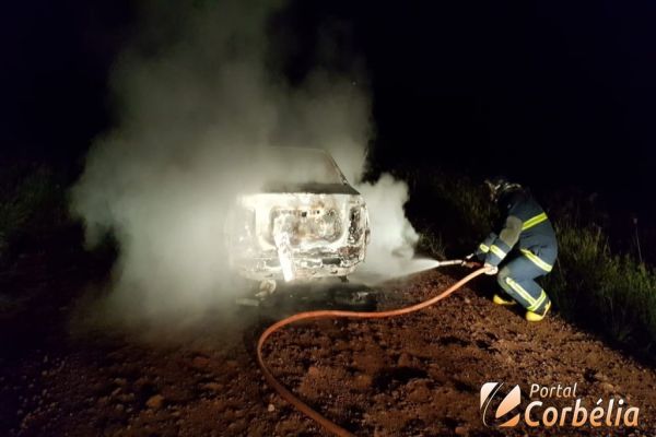 Veículo fica destruído em incêndio na comunidade Saúde em Braganey