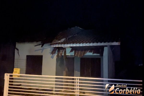 Casa de alvenaria fica totalmente destruída por incêndio em Braganey