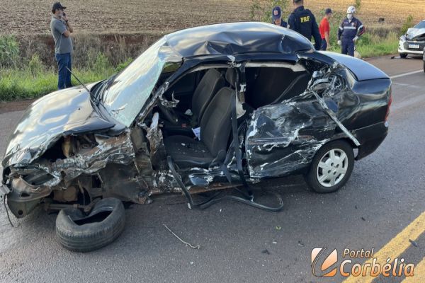 Corsa colide na lateral de caminhão e destroços da batida atingem outro veículo na BR369 em Corbélia