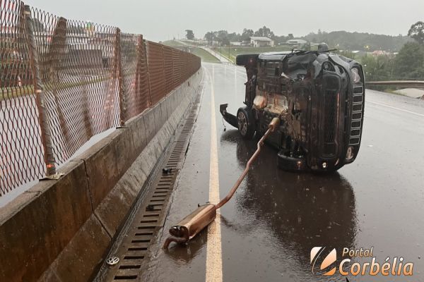 Jeep capota na BR369 em Corbélia