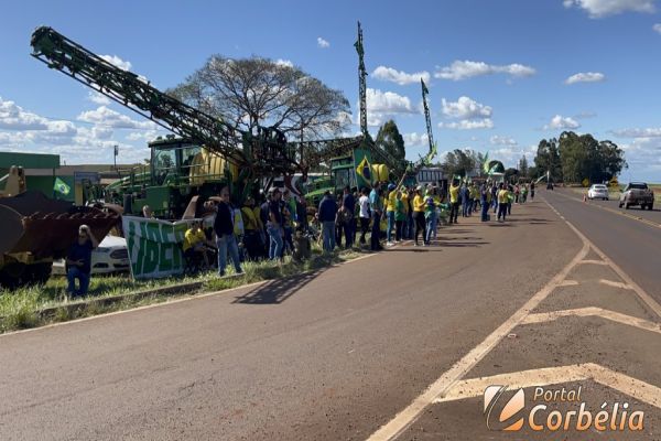 Manifestantes passam o dia às margens da BR369 na Penha e em Corbélia