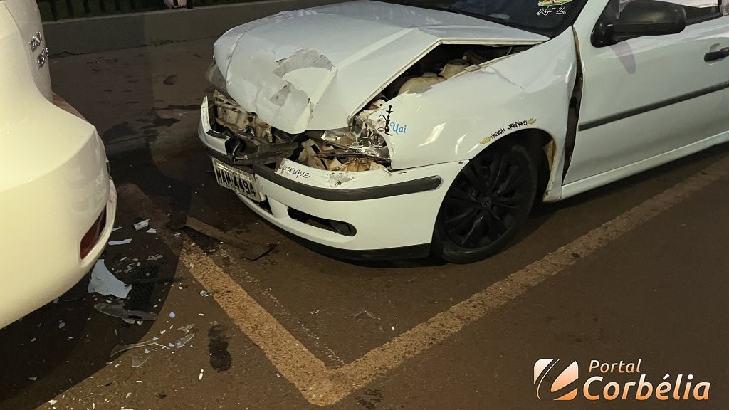 Gol atinge veículo estacionado na Avenida Rio Grande do Sul