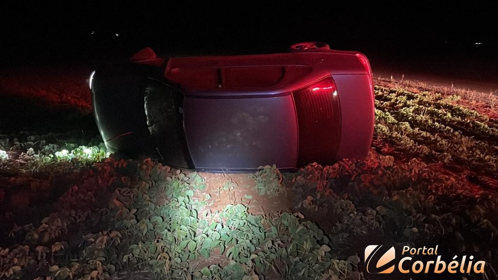 Em fuga da Polícia veículo capota em estrada rural de Corbélia 