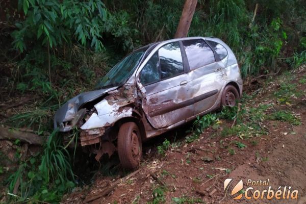 Veículo perde controle e sai da pista na PR574