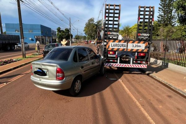 Classic atinge caminhão estacionado na Av Rio Grande do Sul