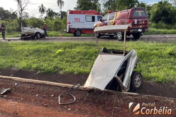 Homem morre e carro parte ao meio após grave colisão de trânsito na BR-369, em Cascavel