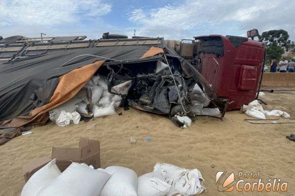 Tombamento de carreta sobre veículo é registrada na Br369