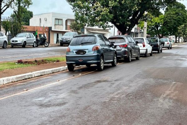 Ciclovia vira estacionamento na Avenida Rio Grande do Sul nesta manhã