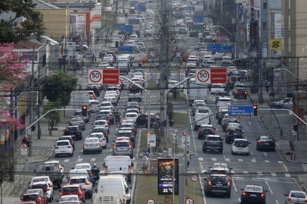 Cerca de 47% dos veículos do Paraná estão com o licenciamento irregular, afirma o Detran