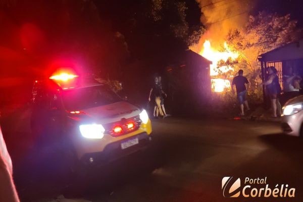 Residência é destruída por incêndio na Vila Unida em Corbélia 