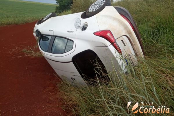 Fiat Cronus capota na BR-369 próximo a Ouro Verde do Piquiri